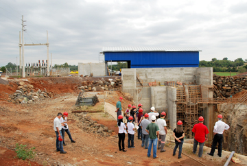 Grupo de imprensa próximo à Casa de Máquinas, principal estrutura de geração
