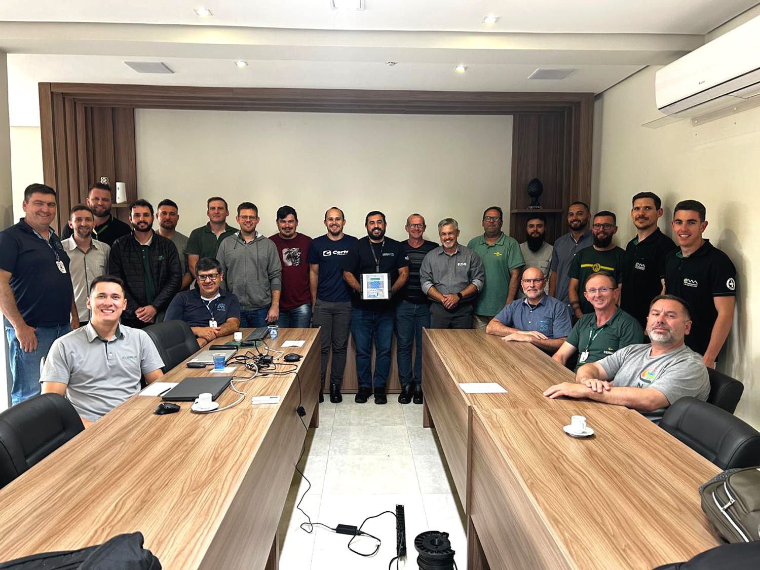 Engenheiros e técnicos de oito cooperativas gaúchas e uma concessionária participaram de treinamento com profissionais da Eaton Brasil.
