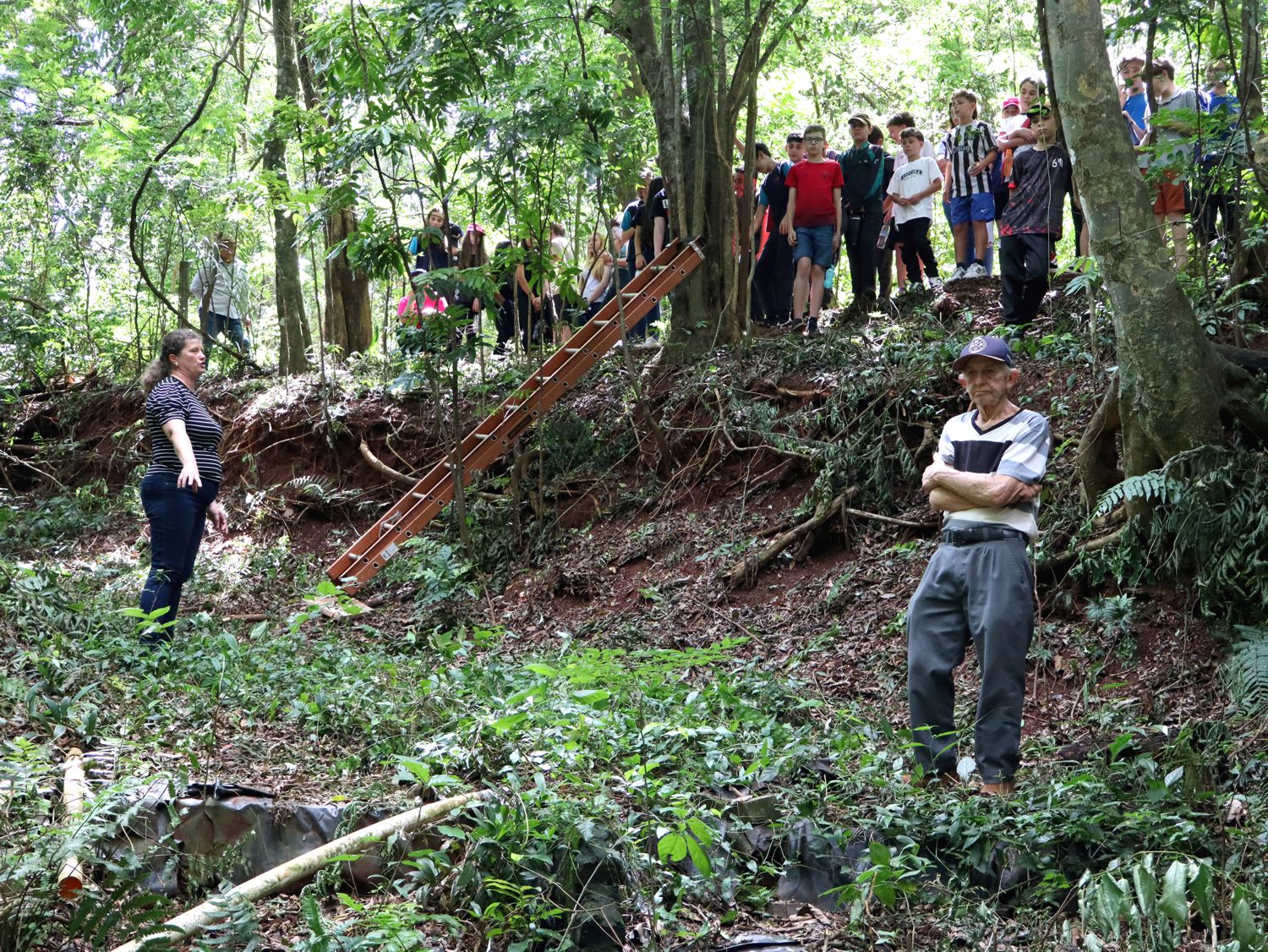 EM ENCERRAMENTO DO PROJETO ÁGUA VIVA 2025, ESTUDANTES CONHECEM SISTEMA CAXAMBU DE PROTEÇÃO DE NASCENTES