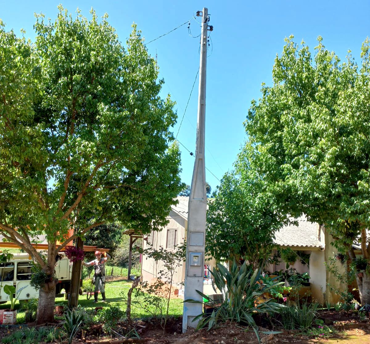 CERILUZ GARANTE INSTALAÇÃO DE ENTRADA DE ENERGIA A ASSOCIADOS QUE ADQUIREM POSTE PADRÃO, MESMO EM TERRENOS ROCHOSOS