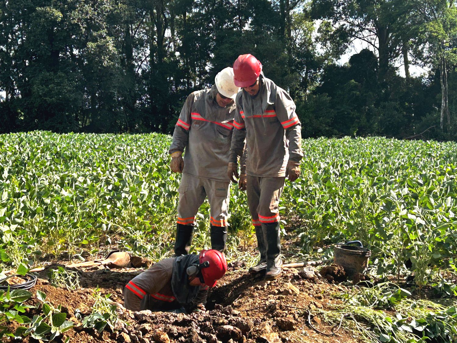 INSTALAÇÃO DE POSTES DE REDES EXIGEM ESFORÇO ADICIONAL DE COLABORADORES EM SOLOS ROCHOSOS