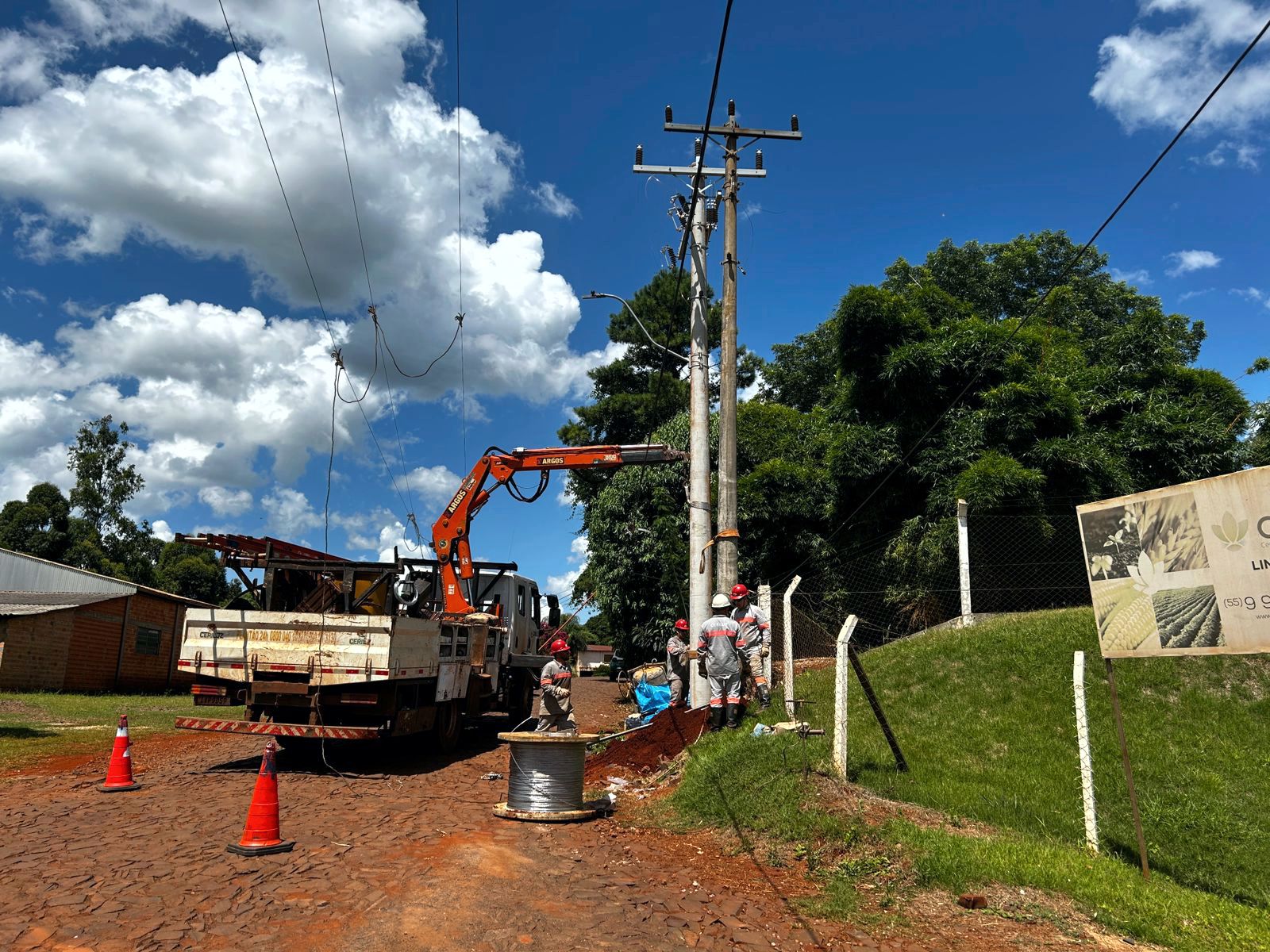 CERILUZ AMPLIA REDE TRIFÁSICA EM AJURICABA E INSTALA RELIGADOR AUTOMÁTICO EM INHACORÁ