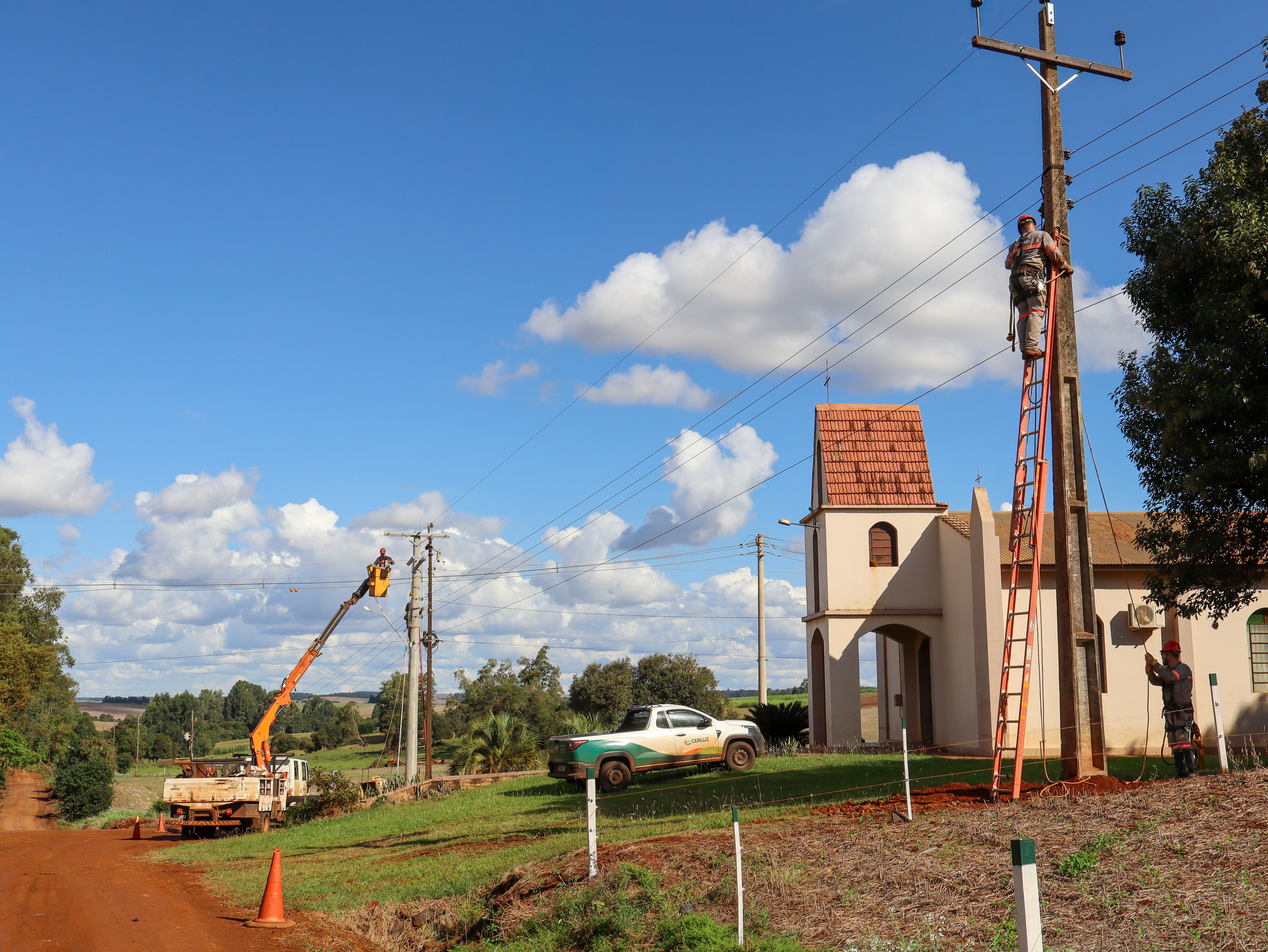 CERILUZ AMPLIA CAPACIDADE DE FORNECIMENTO DE ENERGIA EM AUGUSTO PESTANA COM TRANSFORMAÇÕES DE REDES MONOFÁSICAS EM TRIFÁSICAS