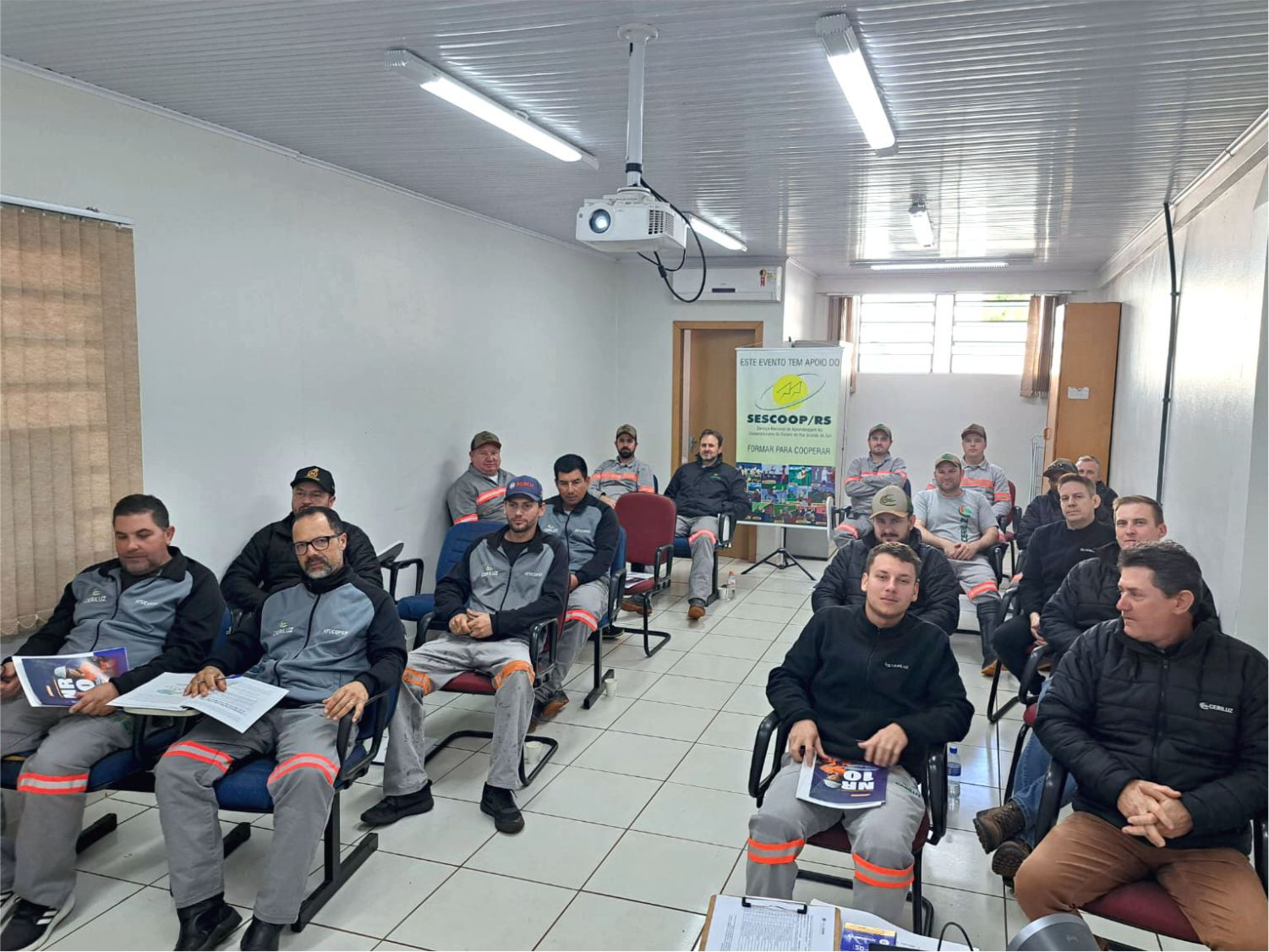 COLABORADORES DA ÁREA TÉCNICA DA CERILUZ PARTICIPAM DE RECICLAGEM SOBRE A NR-10